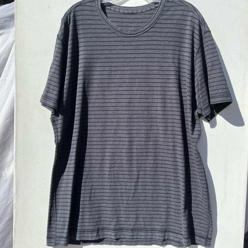 Men’s Lululemon gray black striped five year T-shirt extra extra large xxl